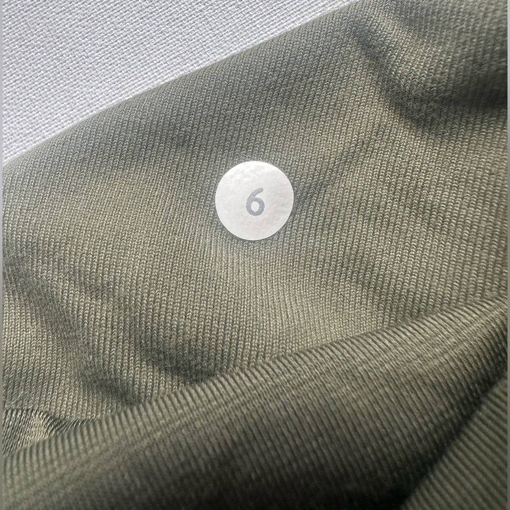 Lululemon sunset salutation crop. Luon light, fold down layered waist. Size 6 - Picture 7 of 16
